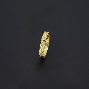 Vente en gros de nouvelles bagues en laiton plaqué or pour femmes, forme de fleur classique, pour les fêtes et les fiançailles - Product Image 3