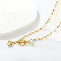 Collier chaîne trombone en acier inoxydable plaqué or PVD 18 carats avec breloque coquillage perlé CZ coloré et fermoir à bascule pour femme - Vente en gros