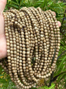 สร้อยข้อมือไม้กฤษณาเวียดนามทำมือ 8 มม. 108 เม็ดกลม ไม้ธรรมชาติ กลิ่นหอม สำหรับทำสมาธิ - Product Image 3