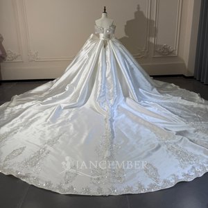 Robe de mariée moderne XS288 en satin, épaules dénudées, longue traîne, style bouffant, pour femmes - Product Image 4