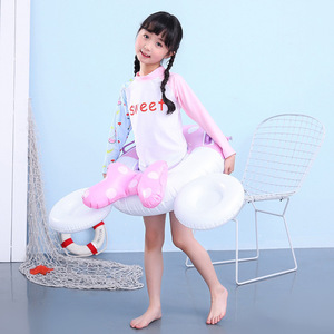 Anillo de natación inflable rosa con asas para bebés y niños pequeños, para usar en piscinas y parques acuáticos. - Product Image 4