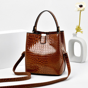 Vente en gros de sacs à main à bandoulière à motif crocodile pour dames, sacs à bandoulière en cuir de luxe de créateur avec logo imprimé personnalisé - Product Image 3