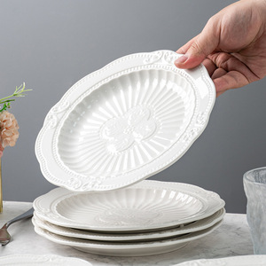 Ensemble d'<span class=keywords><strong>assiettes</strong></span> à dîner en céramique gaufrée de luxe, <span class=keywords><strong>assiettes</strong></span> blanches élégantes de style vintage pour les banquets de mariage et les dîners à domicile - Product Image 4