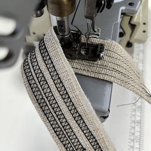 Macchina da cucire industriale <span class=keywords><strong>a</strong></span> punto annodato singolo con motore RN9300-C per orlature di abbigliamento neonato e pantaloni uniformi - Product Image 6