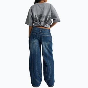 Jean en denim bleu personnalisé pour femme, coupe droite, jambe large et ample, avec empiècements et détails de coutures - Product Image 3