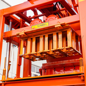 Macchine per la Produzione di Mattoni in Vendita: Macchina per Blocchi QTJ4-35 con Motore a Vibrazione, Macchina per la Produzione di Blocchi di Cemento, Macchina per Mattoni - Product Image 5