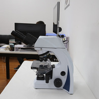 Microscope biologique trinoculaire numérique BIOBASE modèle DM-125 avec écran et caméra 5M connectée à un ordinateur pour laboratoire