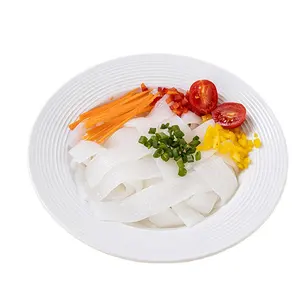 低カロリーのコンニャク白滝麺ゼロ脂肪とグルテンフリーの健康的なファストチャイニーズダイエット食品