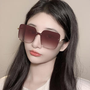 แว่นกันแดดไล่เฉดสีใหม่สำหรับผู้หญิง ป้องกันรังสียูวี 400 เลนส์พีซี กรอบโลหะ รุ่นที่ 3 บรรจุกล่อง หมายเลขสินค้า 637 - Product Image 4