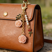 Porte-clés Cadeau Direct Usine Tendance Fleur Rose 3D avec Pompon Perle, Pendentif Rose Émaillé et Breloque Feuille d'Or