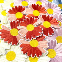Vente en gros de fleurs colorées autocollantes mignonnes patchs de réparation brodés fantaisie chenille fleur de marguerite patch papillon pour sacs