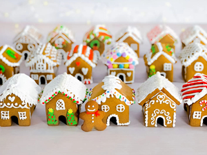 <span class=keywords><strong>Biscuits</strong></span> en forme de maison en pain d'épices et bonbons sous film rétractable sur les machines d'emballage de <span class=keywords><strong>biscuits</strong></span> provenant de fours <span class=keywords><strong>industriels</strong></span> - Product Image 3