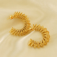 Boucles d'oreilles demi-cercle en fil fin torsadé 31x23 mm en acier inoxydable 304 plaqué or 18 carats par placage sous vide, bijoux texturés ajourés en spirale irrégulière