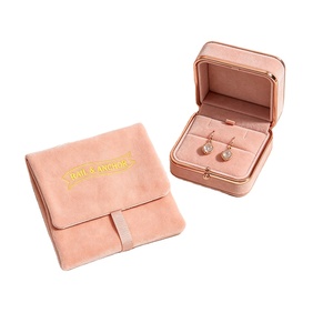 Nouveauté : Pochette à parfum personnalisée avec logo doré imprimé, en daim rose pêche, doublure satinée, rabat enveloppe et ruban - Product Image 1