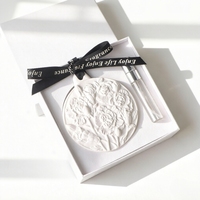 Diffuseur de parfum en porcelaine en forme de fleur pour voiture et armoire, désodorisant en céramique parfumée à suspendre