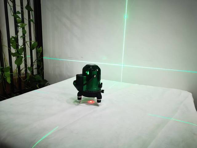 Versatile 3D Green Beam Laser Level with 360° Rotary Dual Lines & Tripod for High Precision Measurements