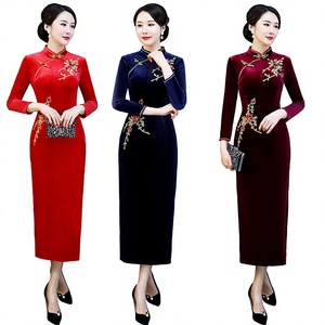 Nouvelle robe Cheongsam longue en velours polyester perlée à <span class=keywords><strong>la</strong></span> main, style moderne, <span class=keywords><strong>pour</strong></span> femme, idéale <span class=keywords><strong>pour</strong></span> l'automne/hiver et les occasions quotidiennes, à manches longues, <span class=keywords><strong>pour</strong></span> les mères. - Product Image 1
