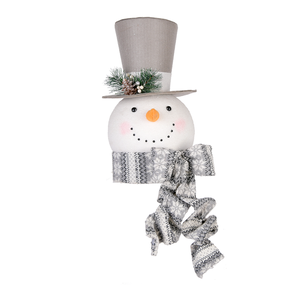 Adorno de Cara de Muñeco de Nieve con Sombrero Gris y Bufanda con Copos de Nieve Plateados para Decoración de Árboles Navideños, Puertas y Exhibición en Tiendas, Venta al por Mayor - Product Image 1