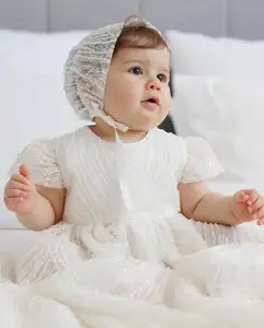Mangas curtas frisada Lace Baby Girl Batizado Vestido Branco Batizado Vestido Longo Batismo Vestido com Bonnet Shoes