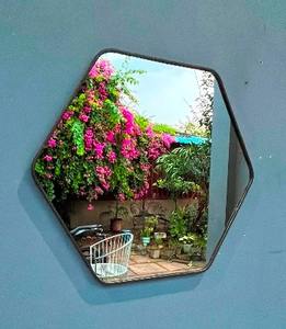 Espejo Decorativo de Pared Hecho con Latón y Espejo/Vidrio, Utilizado para Decoración del Hogar, Exhibición y Almacenamiento, Proveedor de la India - Product Image 4