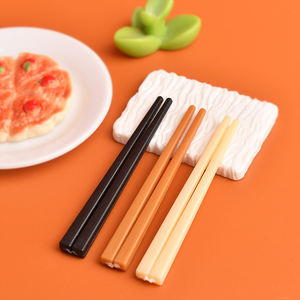 Mini pince à pain en résine, modèle de breloque pour décoration de cuisine miniature DIY, thème animal peint à la main, accessoires du Nouvel An - Product Image 1