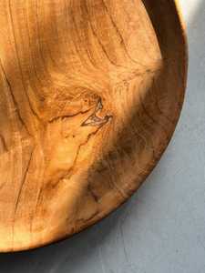 Assiette ronde en bois fabriquée à la main, parfaite pour servir des apéritifs ou afficher un décor avec une élégance rustique - Product Image 6