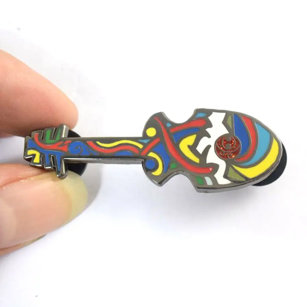 Kita Bisa Melakukan Enamel-Pin Khusus Tidak Ada Minimum Glow In Dark Enamel Keras Pin Kerah Gitar