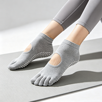 Chaussettes de yoga et de Pilates antidérapantes à logo personnalisé avec semelle en silicone et découpe au niveau du cou-de-pied, chaussettes de performance pieds nus antidérapantes à la cheville