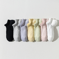 Chaussettes courtes de sport tricotées pour femme, en coton respirant et absorbant la transpiration, avec semelles éponge, coupe invisible et logo sur le bord et le dessous.