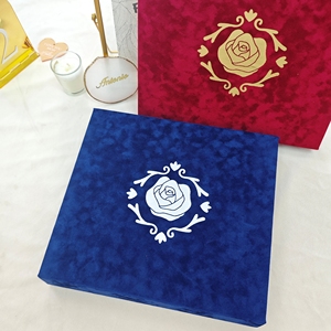 Boîtes cadeaux rigides en velours bleu avec motif rose et logo estampé à l'argent, pour dragées de mariage - Product Image 1