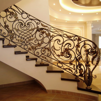 Rampe d'escalier en fer de style européen du milieu du siècle avec poteau central forgé à la main, résistant à la rouille, montage au sol pour hôtel et maison royale à l'intérieur