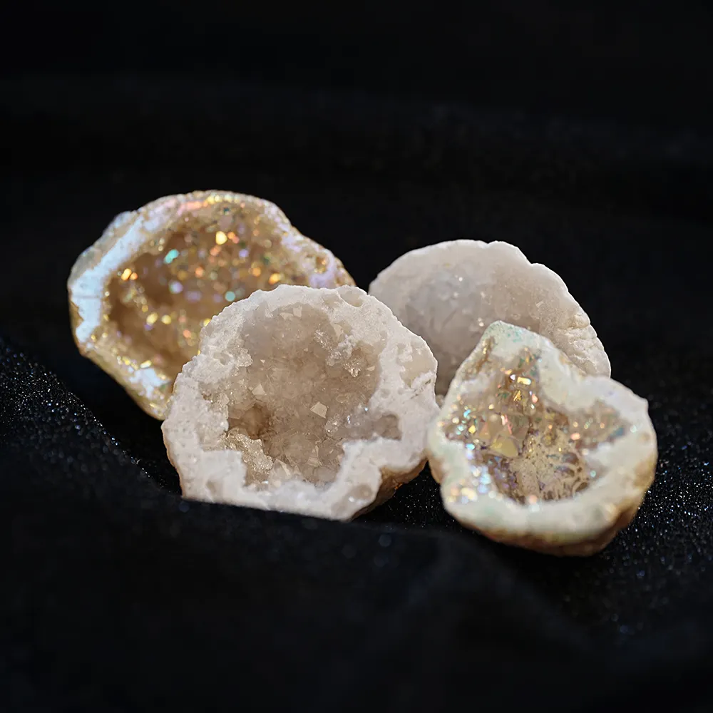 La gemma grezza naturale del Geode, l'esemplare minerale a poro aperto di cristallo contiene il Reiki curativo che pulisce il grappolo di cristallo bella pietra