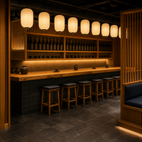 Étagère de présentation pour bar à dîner décontracté, design pour toute la boutique, en bois de cèdre à lattes, comptoir en carreaux de charbon de bois, lanterne en papier, luminaire de bar