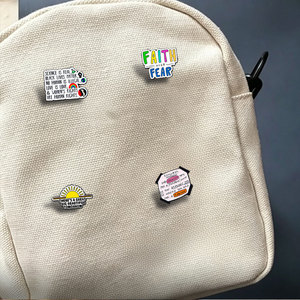 Pin de solapa de metal esmaltado de justicia social al por mayor, insignia personalizada de igualdad con la frase 'La ciencia es real' para decoración de mochilas - Product Image 3