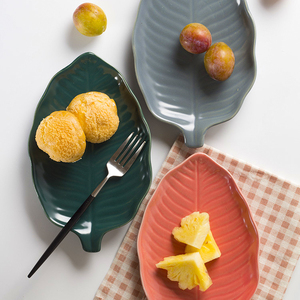 Assiette créative en feuille de banane, macarons pour restaurant hôtel, vaisselle en céramique, vaisselle belle assiette Unique - Product Image 1