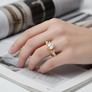 Anillo de Compromiso de Moissanita Chapado en Oro de 18K para Mujer, Corte Pera, Estilo Corona, Engaste de Garras, Anillo de Boda Romántico - Product Image 3