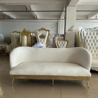 Canapé moderne de luxe en velours courbé chaise de salle à manger romantique mariée marié rembourrage confortable pour les villas spécifiques à l'événement de la salle de mariage