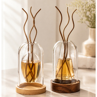 Bouteille diffuseur d'arômes en verre transparent rond vide de luxe OEM ODM 130 ml 200 ml personnalisée avec base en bois pour la maison