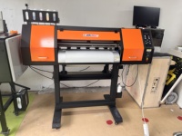 Impresora DTF de 700 mm con Cabezal de Impresión Dual XP600 I3200, Unidad de Polvo Vibratorio y Plataforma de Succión Automática para Impresión por Transferencia de Calor en Prendas