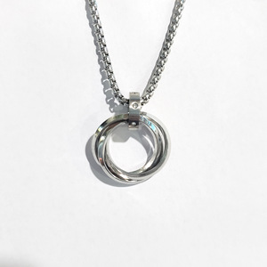 Collana da Uomo all'Ingrosso con Ciondolo a Tre Anelli Intrecciati, Bicolore in Acciaio Inossidabile e Titanio con Zirconi, Stile Hip Hop Minimalista, con Catena Box - Product Image 5