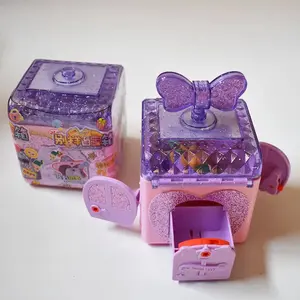 面白い子供のおもちゃ小さな女の子がおもちゃの胸の誕生日プレゼントであるミステリーボックス
