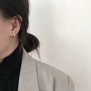 Boucles d'oreilles Huggie en acier inoxydable hautement poli Manchette d'oreille hypoallergénique imperméable avec placage à l'or et goujons en zircon délicats - Product Image 1