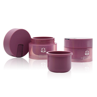Logo privé clair Frosty PP Pot D'étanchéité par Soft Touch Purple Cap Inséré Avec Cuillère De Beauté et Recharge Pot De Crème 100ml