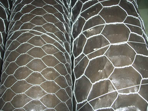 Malla de Alambre Hexagonal en Rollo, Fácil de Instalar y Cortar, para Cercas Temporales y Seguridad en Obras de Construcción - Product Image 5