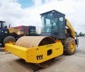 Rouleau vibratoire Dynapac XS223J de 22 tonnes, moteur diesel Weichai de 140 kW, largeur de tambour de 1,6 m, force d'excitation de 374 kN, capacité de franchissement de pente de 30 %, CE - Product Image 1