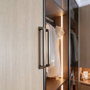 Armario Vestidor Minimalista Americano de Madera Clara, Armario Personalizado para el Hogar con Puertas de Cristal y Rincón de Almacenamiento con LED Integrado - Product Image 6