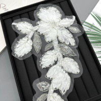 Applique brodée florale blanche perlée avec sequins sur tulle pour robes de mariée, robes de cérémonie et décoration de vêtements