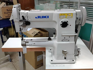 Máquina de Coser Industrial Juki 246 Usada, de Una Sola Aguja, con Alimentación Unísona, para Cuero - Product Image 2