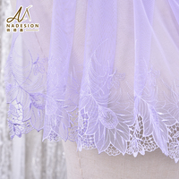 Dentelle en tulle fluide violet clair en gros avec bordure ornée de plumes de paon pour soirées romantiques et robes longues bohèmes