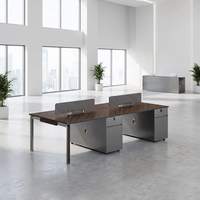 Poste de travail de bureau moderne, durable et écologique pour 2 personnes, avec écran de confidentialité double face, hub de prises et socle.